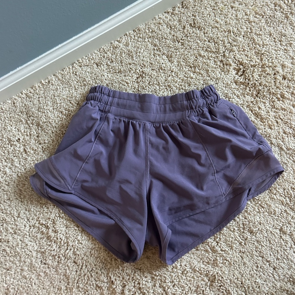 Lululemon Hotty hot low rise 2.5 inch shorts